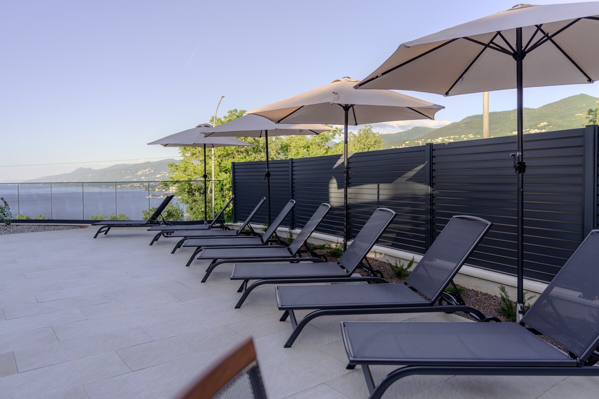 Villa Isabel – Sonnenliegen am Pool mit Meerblick