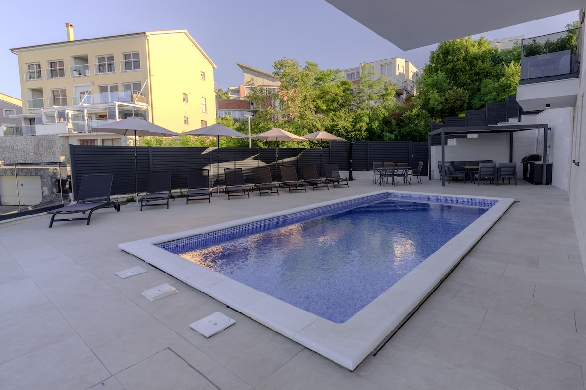 Villa Isabel – Pool am Abend