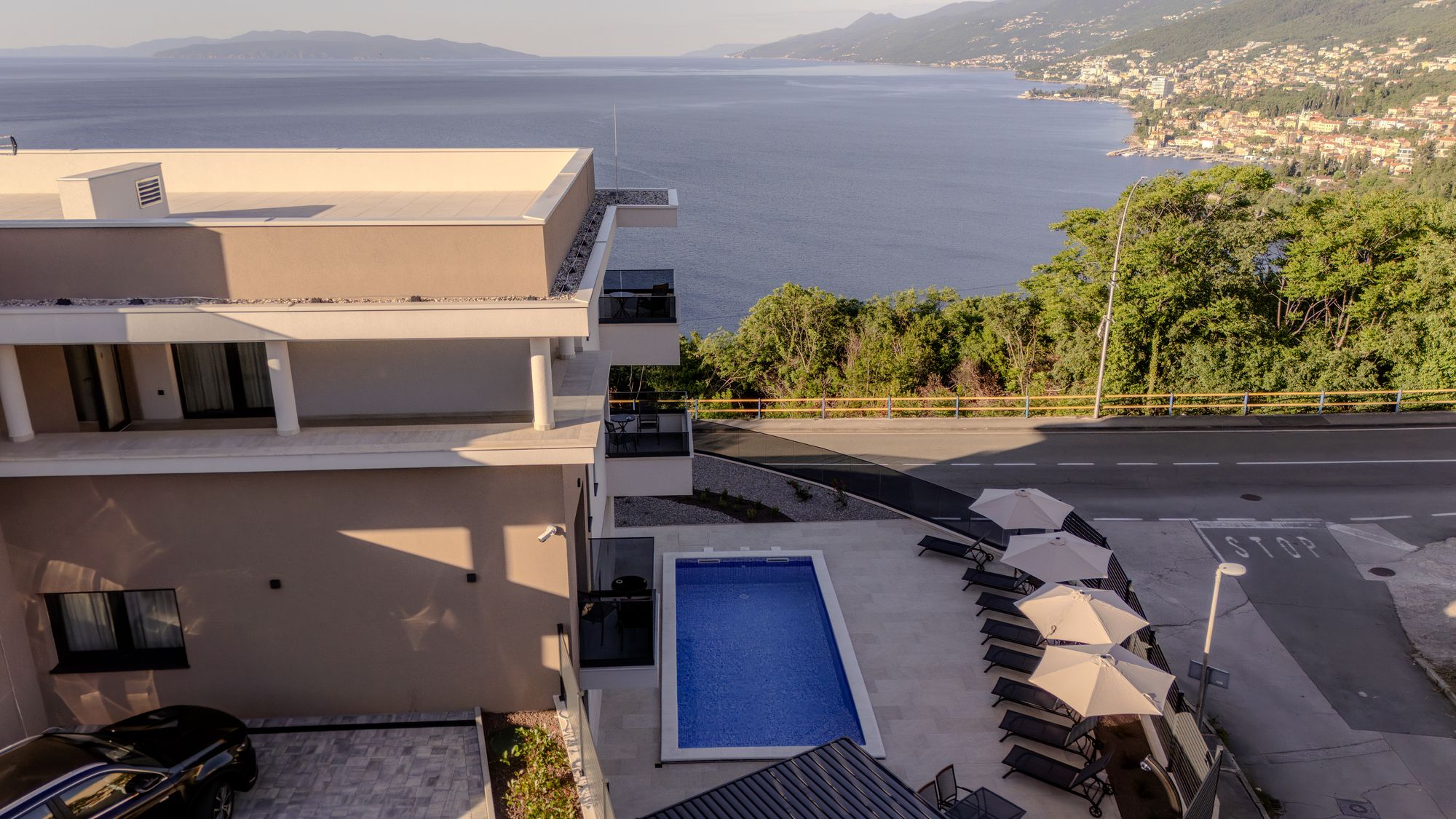 Villa Isabel – Drohnenblick über Villa, Pool und Kvarner Bucht