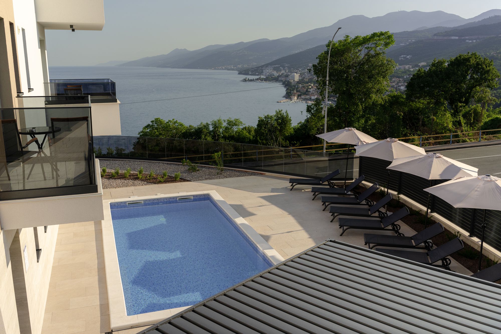 Villa Isabel – Pool mit Blick auf die Küste