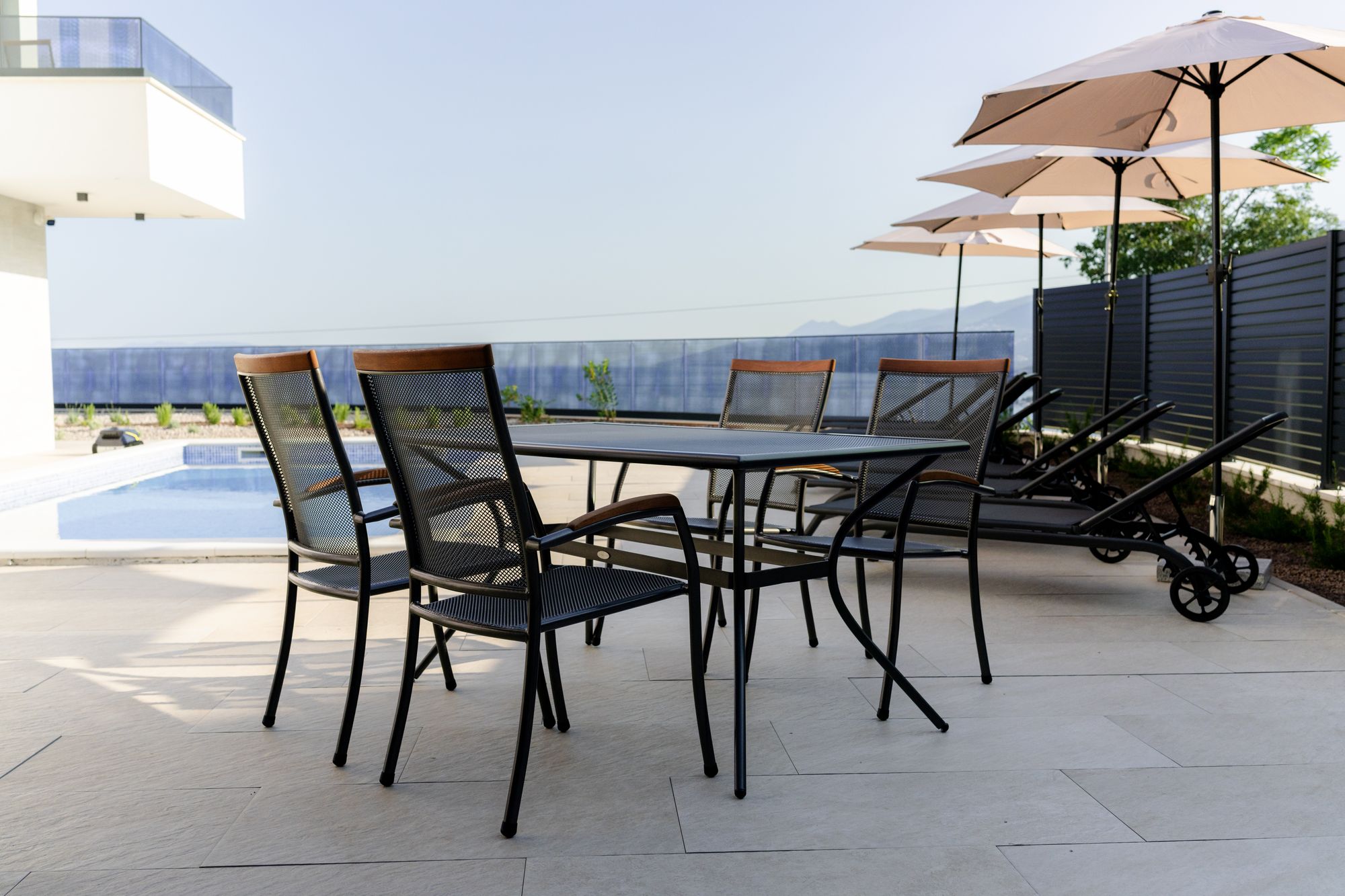 Villa Isabel – Esstisch am Pool mit Meerblick